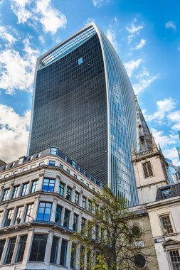 LONDON - 13 Nisan 2022: 20 Fenchurch Caddesi namı diğer Walkie Talkie binası Londra, İngiltere. Gökdelen Londra şehrindeki en yüksek beşinci binadır.