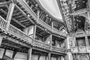 LONDON - 16 Nisan 2022: Londra, İngiltere 'deki Shakespeare' in Globe Tiyatrosu 'nun içinde. 1599 'da inşa edilen orijinal Globe Tiyatrosu' nun yeniden inşası.