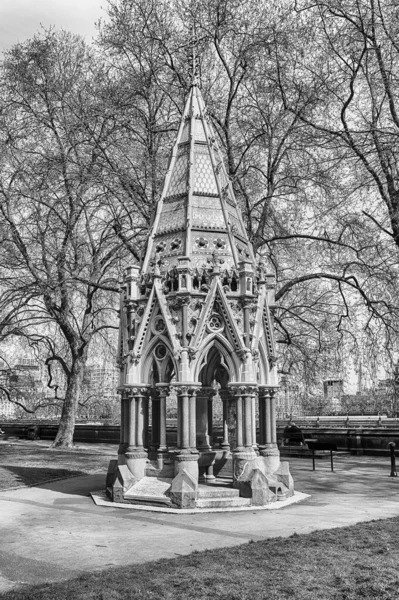 ロンドン エイプリル10 2022 ブクストン記念噴水 ビクトリアタワーガーデン内の象徴的な記念碑 ロンドン イングランド — ストック写真