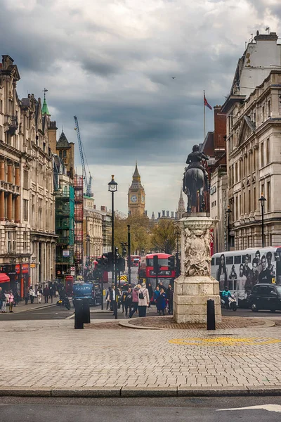 2022年4月11日 以大本钟为背景的查尔斯一世马术雕像 英国伦敦 — 图库照片