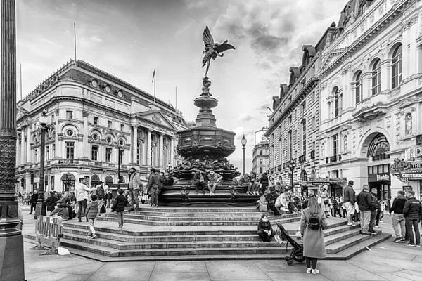 2022年4月11日 Shaftesbury纪念喷泉 也被称为Eros Statue 是英国伦敦皮卡迪利广场的标志性地标 — 图库照片