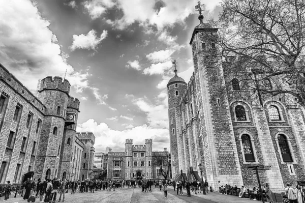 2022年4月13日 伦敦塔 标志性皇家宫殿和要塞的内院 — 图库照片