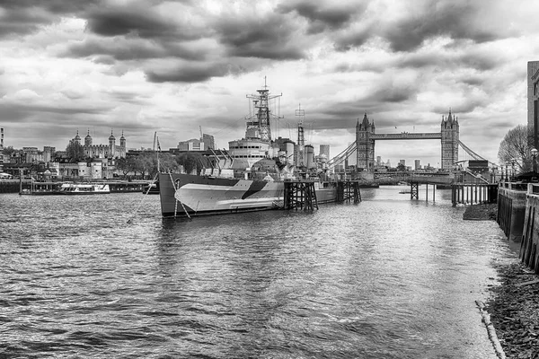 2022年4月14日 为英国皇家海军建造的历史巡洋舰贝尔法斯特号 Hms Belfast 在英国伦敦泰晤士河 River Thames 永久停泊为博物馆船 — 图库照片