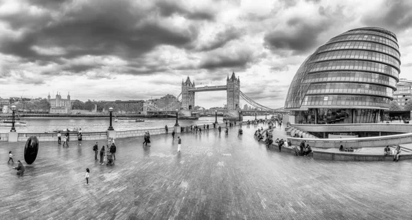 Лондон Апреля 2022 Года Сценический Панорамный Вид Мэрию Тауэрский Мост — стоковое фото