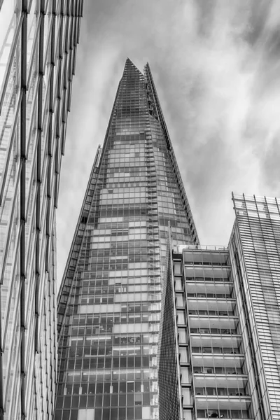 ロンドン エイプリル15 2022 英国ロンドンの象徴的な超高層ビル シャード イタリアの建築家レンゾ ピアノによって設計され 2013年に完成しました — ストック写真