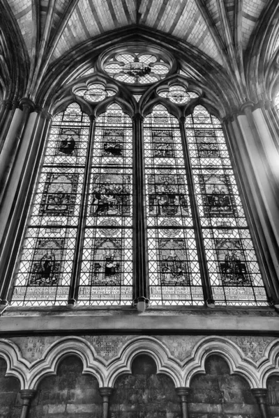 ロンドン エイプリル16 2022 英国ロンドンのウェストミンスター寺院内にあるステンドグラスの窓 修道院は 英語のための戴冠式や埋葬地の伝統的な場所であり 英国の君主 — ストック写真