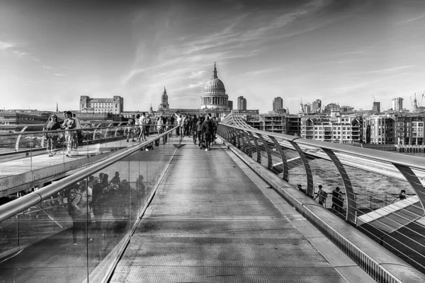 Londres Abril 2022 Caminando Por Puente Del Milenio Puente Colgante — Foto de Stock