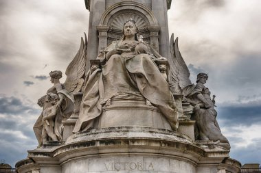 Buckingham Sarayı 'ndaki Victoria Anıtı. Londra' nın merkezinde, İngiltere 'nin simgesel simgesi.