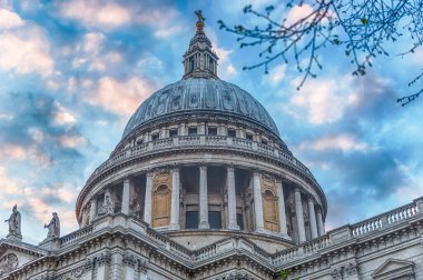 St. Paul Katedrali 'nin kubbesi, ikonik Anglikan kilisesi ve Londra Piskoposu' nun merkezi.