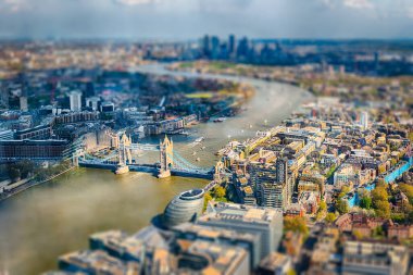 Londra, İngiltere 'nin merkezindeki şehir silueti üzerinde manzara manzarası. Eğim kaydırma etkisi uygulandı