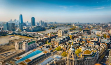 Londra, İngiltere 'nin merkezindeki şehir silueti üzerinde manzara manzarası. Eğim kaydırma etkisi uygulandı