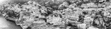 Positano 'nun büyüleyici sahil güzelliği: Güney İtalya' daki Amalfi Sahili 'nde, mavi Akdeniz tarafından kucaklanan bir uçurum kenarı köyü.