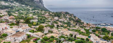 İtalya 'nın Capri adasının ana limanı Marina Grande üzerinde panoramik manzara