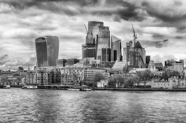 Thames nehri ve şehrin ufuk çizgisi üzerinde manzara, Londra, İngiltere, İngiltere