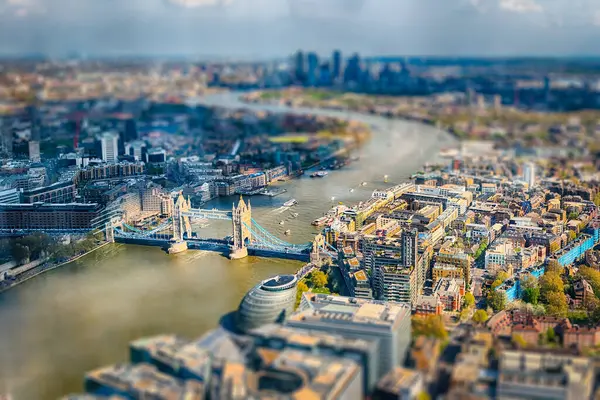 Londra, İngiltere 'nin merkezindeki şehir silueti üzerinde manzara manzarası. Eğim kaydırma etkisi uygulandı