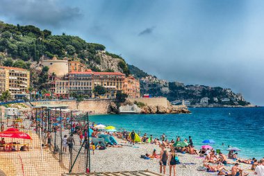 GÜZEL, FRANCE - 11 Ağustos 2019 'da Fransa' nın başkenti Nice 'te, Cote d' Azur 'da, gezinti güvertesi boyunca sıradan bir yaz günü.