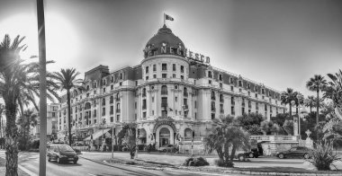 Nice, FRANCE - 11 Ağustos 2019 'da Fransa' nın başkenti Cote d 'Azur' da bulunan Negresco adlı lüks Negresco Oteli. 2016 'daki saldırının ardından otelin ana binası yaralı sivilleri sınıflandırmak için kullanıldı.