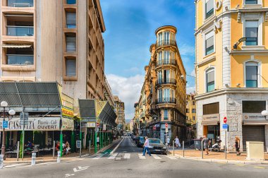GÜZEL, FRANCE - 11 Ağustos 2019 'da Fransa' nın başkenti Nice 'teki Parc du Paillon yakınlarındaki Chauvain sokağına bakın.