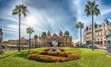 MONTE CARLO, MONACO - 13 Ağustos 2019 tarihinden itibaren Monte Carlo Kumarhanesi 'nin cephesi, 1863' te açıldı ve Monako Prensliği 'nde yer aldı.