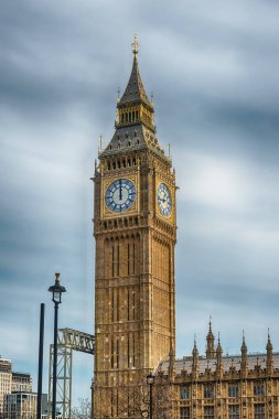 Big Ben, ikonik saat kulesi ve Londra, İngiltere, İngiltere 'de büyük bir dönüm noktası.