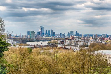Thames nehri ve şehir silueti üzerindeki panoramik manzara, Greenwich Park, Londra, İngiltere, İngiltere 'deki Kraliyet Gözlemevi' nden görülmektedir.