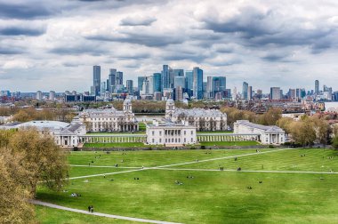 Queen 's House and Canary Wharf bölgesinin panoramik manzarası Greenwich Park, Londra, İngiltere' deki Royal Observatory 'den görüldü.