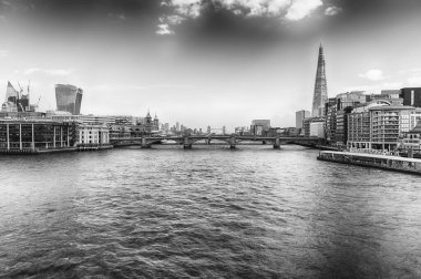 Thames nehri ve şehrin ufuk çizgisi üzerinde manzara, Londra, İngiltere, İngiltere