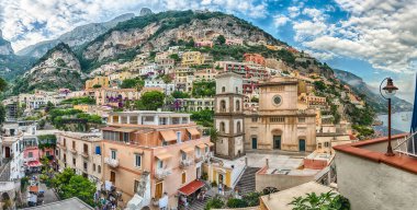 Güney İtalya 'nın Amalfi kıyısındaki Positano' nun simgesel simgesi Santa Maria Assunta Kilisesi 'nin dış görünüşüyle panoramik manzara