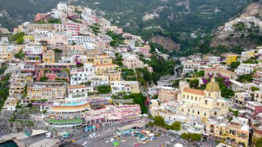 Positano 'nun büyüleyici sahil güzelliği: Güney İtalya' daki Amalfi Sahili 'nde, mavi Akdeniz tarafından kucaklanan bir uçurum kenarı köyü.