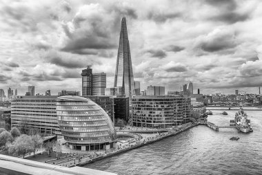 Thames nehri ve şehrin ufuk çizgisi üzerinde manzara, Londra, İngiltere, İngiltere