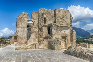 Fiumefreddo Bruzio 'daki eski bir şatonun kalıntıları, İtalya' nın güneyinde küçük bir köy.
