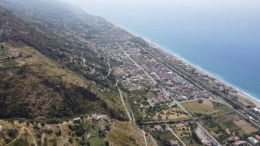 İtalya 'nın Cosenza ilindeki Fiumefreddo Bruzio kentinden Tyrhenian sahili manzaralı.