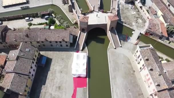 Uitzicht Trepponti Brug Een Stenen Boogbrug Iconische Bezienswaardigheid Comacchio Italië — Stockvideo