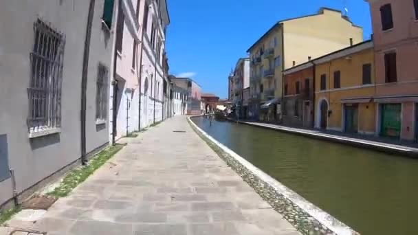 Paseando Por Centro Comacchio Pintoresca Ciudad Con Canales Puentes Provincia — Vídeos de Stock