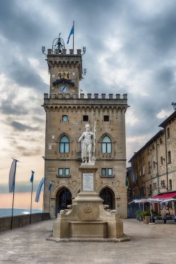 San Marino 'nun ikonik halk sarayı: Dünyanın en eski cumhuriyetinin kalbine yerleştirilmiş tarihi bir mücevher ve ülkenin ana simgelerinden biri.