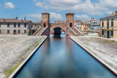 Trepponti Köprüsü 'nü, bir taş kemer köprüsünü ve Comacchio, İtalya' nın simgesel simgesini görebilirsiniz.