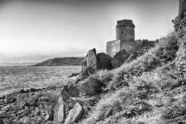 İtalya 'nın başkenti Isola di Capo Rizzuto' daki İyon Denizi üzerindeki Aragonese Kalesi manzarası.