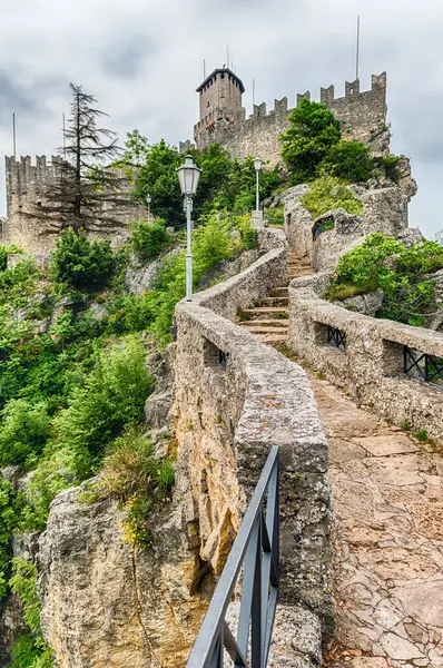 Guaita Kalesi, nam-ı diğer Birinci Kule, San Marino Cumhuriyeti 'nin simgesi olan üç ikonik kuleden biri olan Monte Titano' daki.