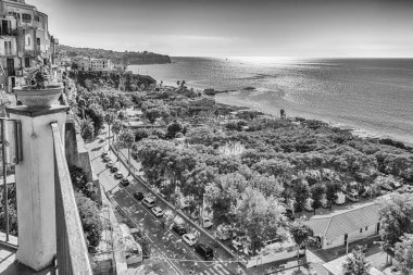 Trakya Denizi 'nin bir parçası olan Saint Euphemia Körfezi' nde bulunan bir sahil beldesi olan Calabria 'ya bakın.