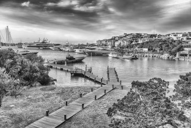 Porto Cervo, Sardinya, İtalya 'nın lüks yatlarıyla liman manzarası. Kasaba dünyaca ünlü bir tatil köyü, lüks bir yat mıknatısı ve milyarderlerin oyun alanıdır.