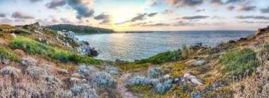 Kuzey Sardunya, İtalya 'daki Santa Teresa Gallura' nın güzel granit kayalıkları arasında denizin üzerinde gün batımı.