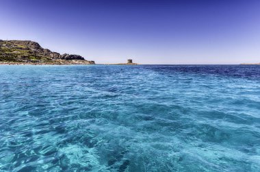 Akdeniz 'in en güzel deniz kenarlarından biri olan La Pelosa plajının manzarası, İtalya' nın kuzeyinde yer alan Stintino kasabasında yer almaktadır.