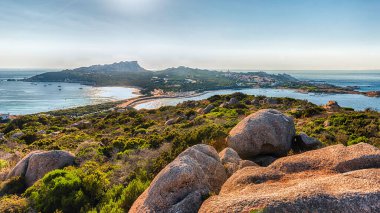 Capo Testa 'nın havadan görünüşü, Santa Teresa Gallura' da yer alan manzara yarımadası, İtalya 'nın Sardinya kentinin kuzey ucunda yer alan Bonifacio Boğazı yakınında.