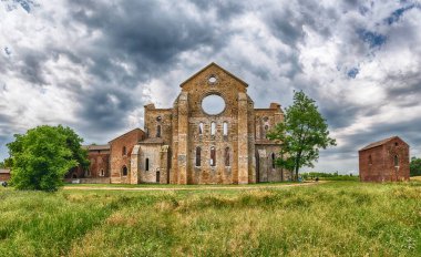 CHIUSDINO, İtalya - 22 Haziran 2019 'da İtalya' nın Siena kentindeki Chiusdino kasabasındaki San Galgano Manastırı 'nın ikonik manastırının dış görünüşü