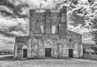 CHIUSDINO, İtalya - 22 Haziran 2019 'da İtalya' nın Siena kentindeki Chiusdino kasabasındaki San Galgano Manastırı 'nın ikonik manastırının dış görünüşü