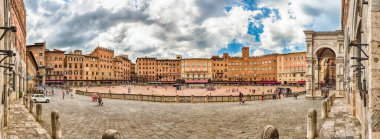 SIENA, ITALY - 22 Haziran 2019: Avrupa 'nın en büyük ortaçağ meydanlarından biri olan Piazza del Campo' nun panoramik manzarası