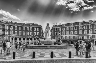 Güzel, FRANCE - 11 Ağustos 2019 'da Place Massena, Nice, Cote d' Azur 'da güneşli bir gün. Şehrin ana meydanı olup, birçok tarihi bina ve Fontaine du Soleil manzarası vardır.