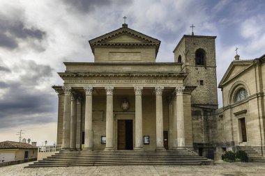 San Marino şehrinin ana kilisesi olan Katolik binası Basilica di San Marino 'nun ikonik cephesi.