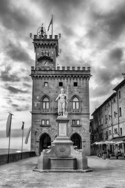 San Marino 'nun ikonik halk sarayı: Dünyanın en eski cumhuriyetinin kalbine yerleştirilmiş tarihi bir mücevher ve ülkenin ana simgelerinden biri.