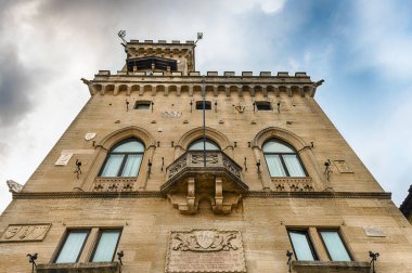 San Marino 'nun ikonik halk sarayı: Dünyanın en eski cumhuriyetinin kalbine yerleştirilmiş tarihi bir mücevher ve ülkenin ana simgelerinden biri.